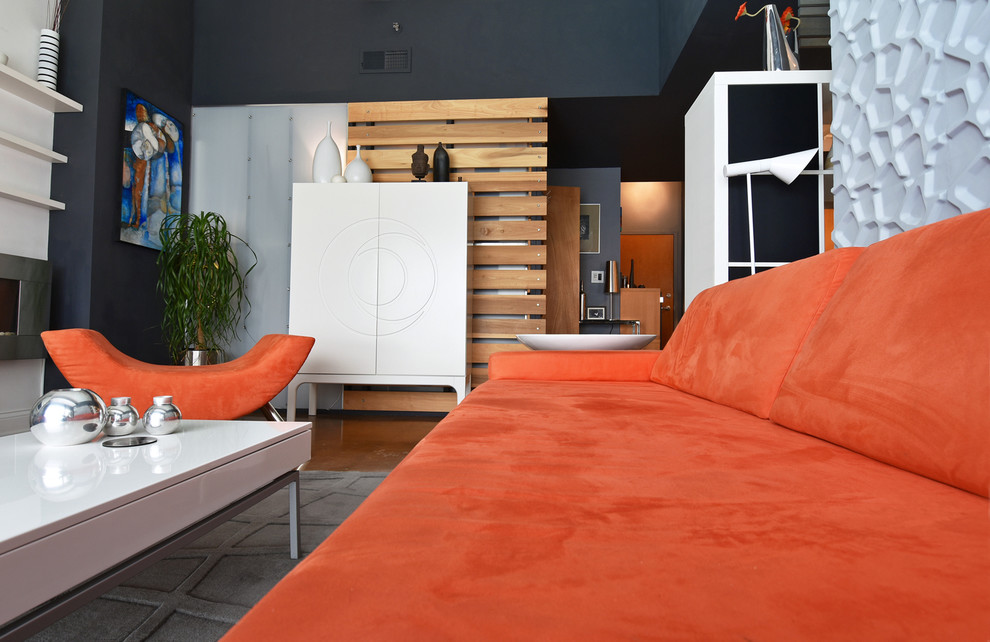 На фото: маленькая открытая гостиная комната в стиле модернизм с серыми стенами, бетонным полом и телевизором на стене для на участке и в саду с