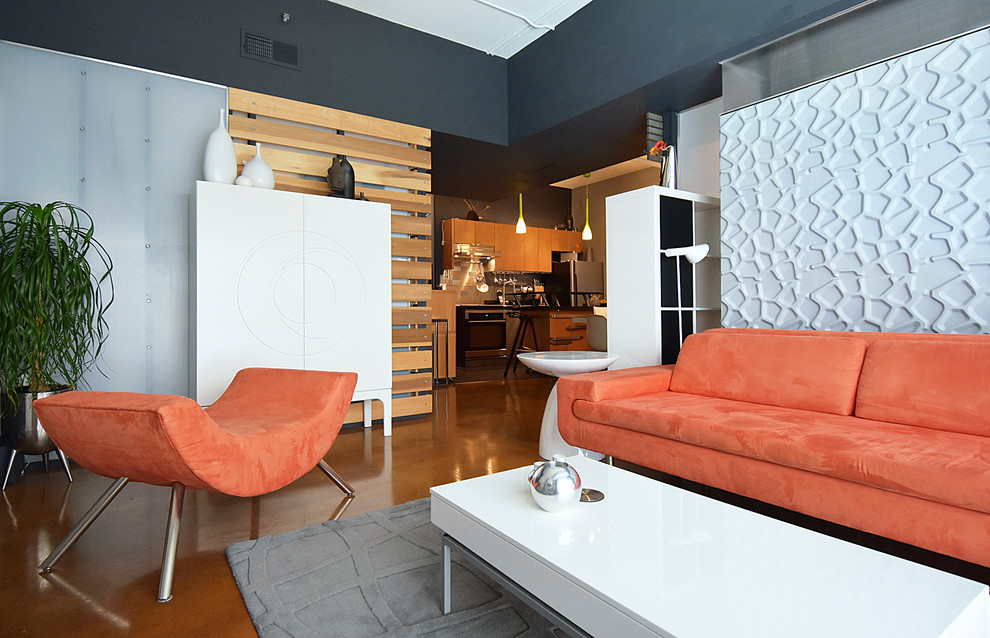 Идея дизайна: маленькая открытая гостиная комната в стиле модернизм с серыми стенами, бетонным полом и телевизором на стене для на участке и в саду