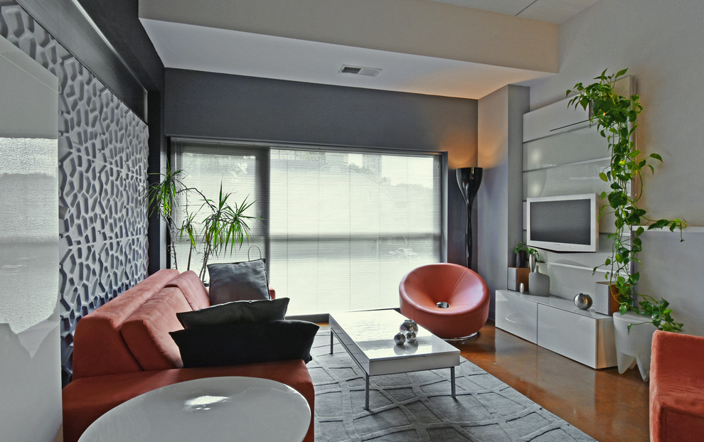 На фото: маленькая открытая гостиная комната в стиле модернизм с серыми стенами, бетонным полом, подвесным камином, фасадом камина из металла и телевизором на стене для на участке и в саду с