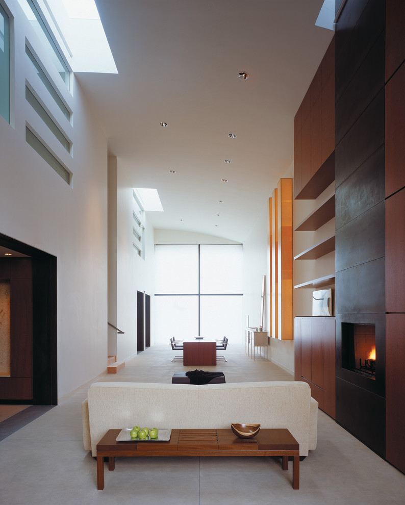 На фото: открытая гостиная комната в стиле модернизм с белыми стенами и горизонтальным камином