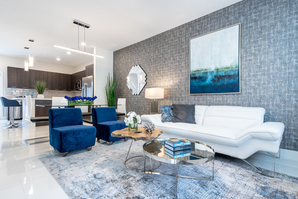 Mittelgroßes, Offenes Modernes Wohnzimmer mit grauer Wandfarbe, Porzellan-Bodenfliesen, TV-Wand und weißem Boden in Miami