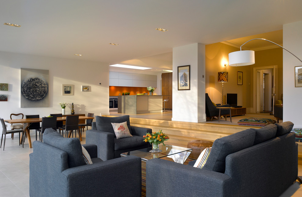 Großes, Fernseherloses Modernes Wohnzimmer ohne Kamin mit weißer Wandfarbe in London