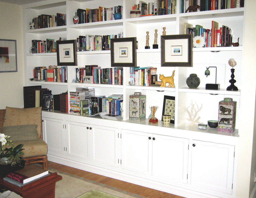 Using bookshelves to place art. Contemporary Living Room Los
