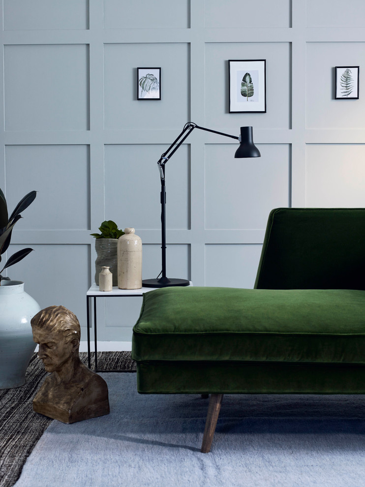 Mittelgroßes, Repräsentatives, Fernseherloses, Offenes Modernes Wohnzimmer ohne Kamin mit grüner Wandfarbe und gebeiztem Holzboden in Surrey