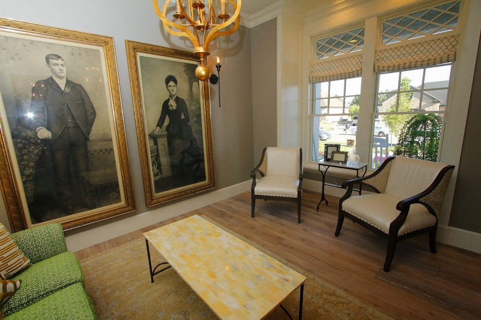 Imagen de salón para visitas abierto campestre de tamaño medio sin chimenea y televisor con paredes grises y suelo de madera clara