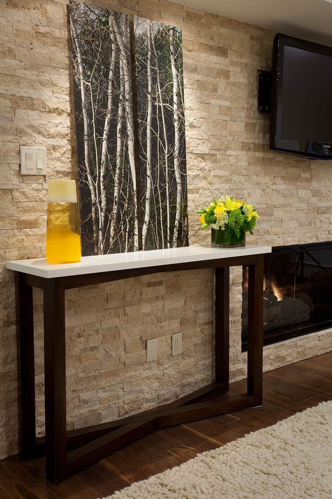 Foto de salón abierto tradicional renovado de tamaño medio con paredes beige, suelo de madera en tonos medios, todas las chimeneas, marco de chimenea de piedra y televisor colgado en la pared