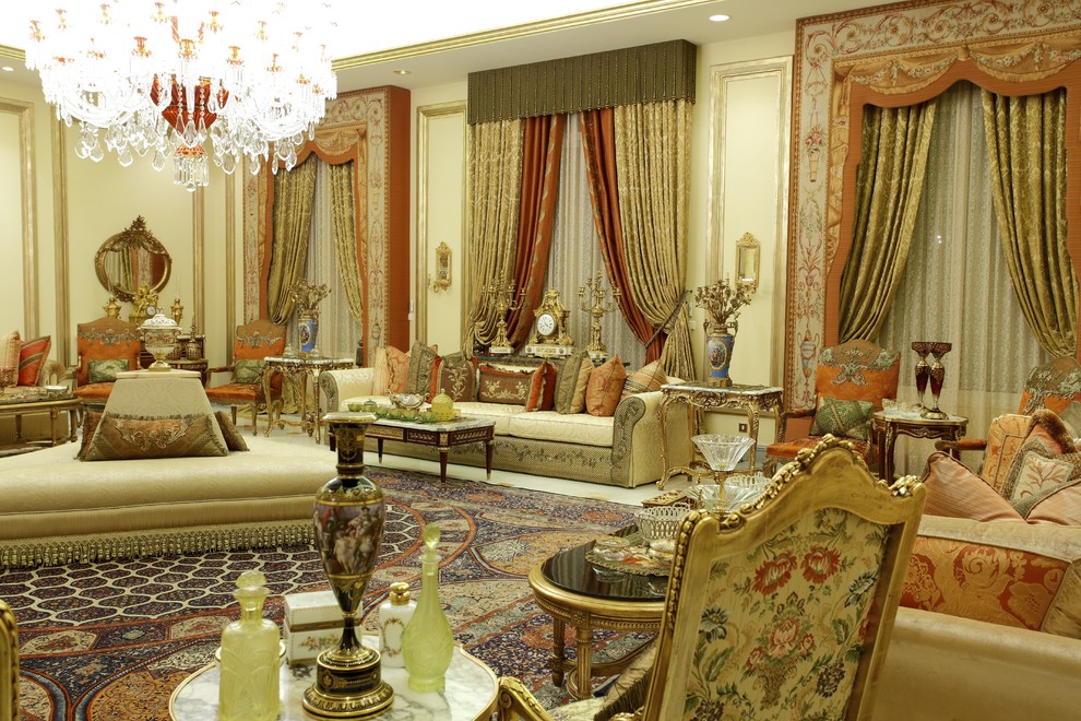 Ejemplo de salón para visitas tradicional extra grande sin televisor con paredes beige y cortinas