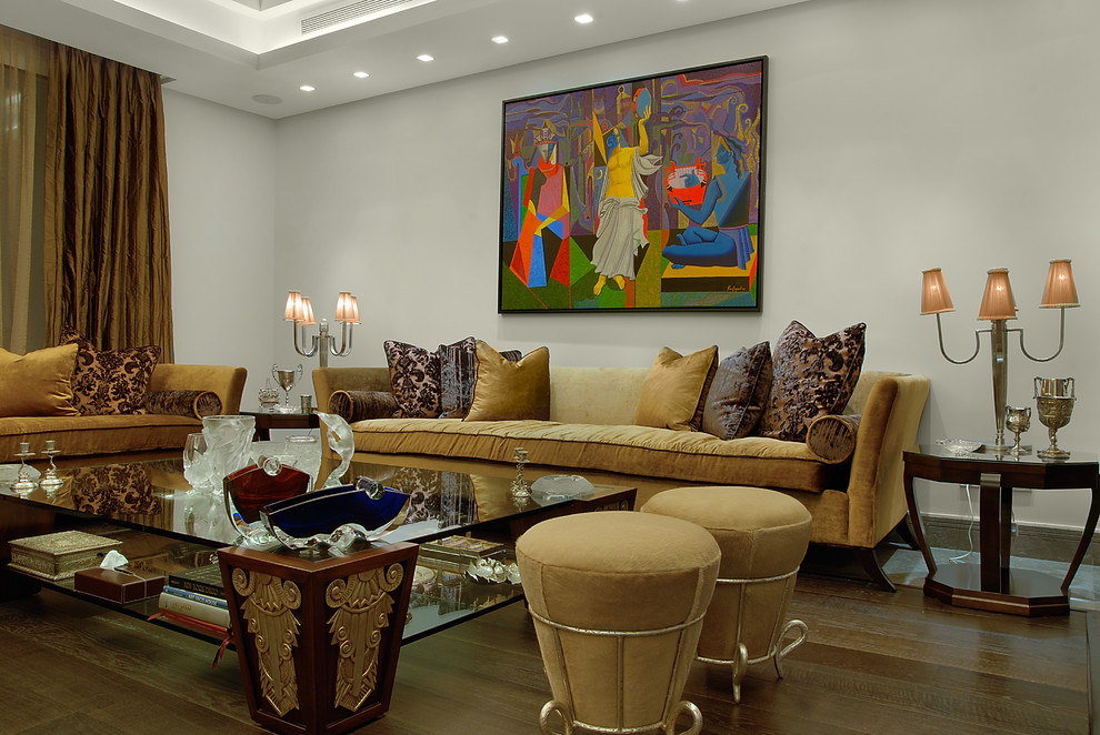 Стильный дизайн: большая гостиная комната в современном стиле с белыми стенами и красивыми шторами - последний тренд