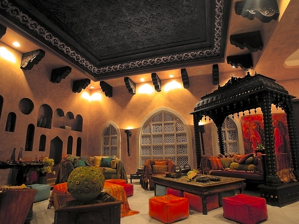Foto på ett mycket stort orientaliskt vardagsrum, med orange väggar