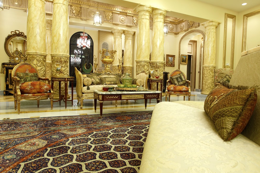 Klassisk inredning av ett vardagsrum, med beige väggar och marmorgolv