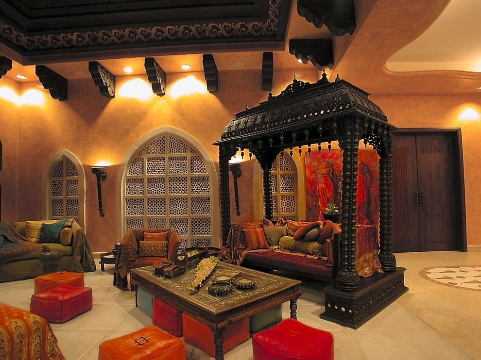 Стильный дизайн: гостиная комната в средиземноморском стиле с бежевыми стенами - последний тренд