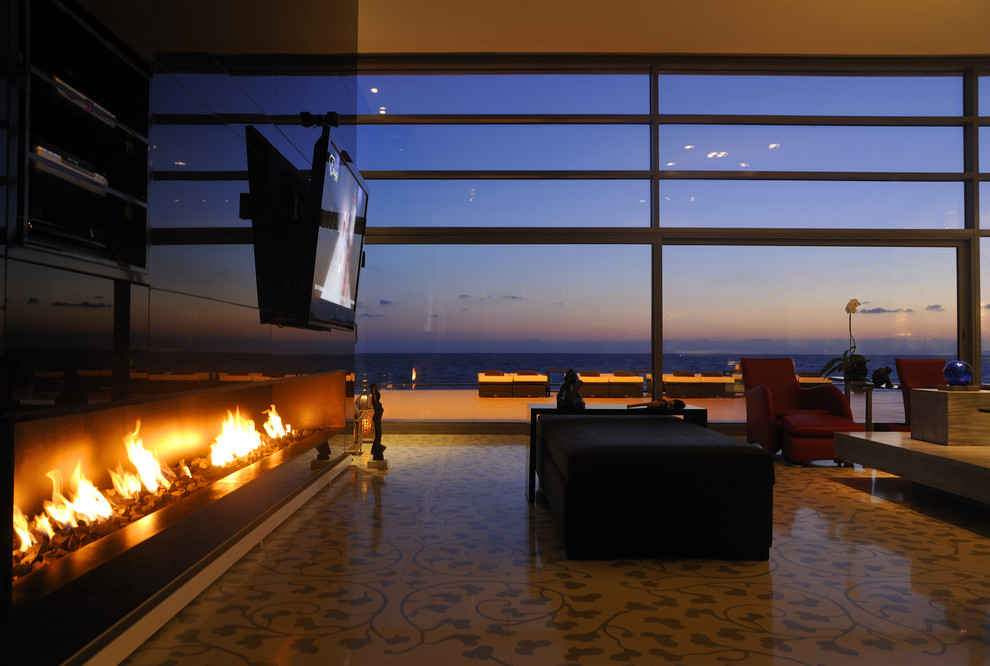 На фото: гостиная комната в современном стиле с горизонтальным камином и телевизором на стене