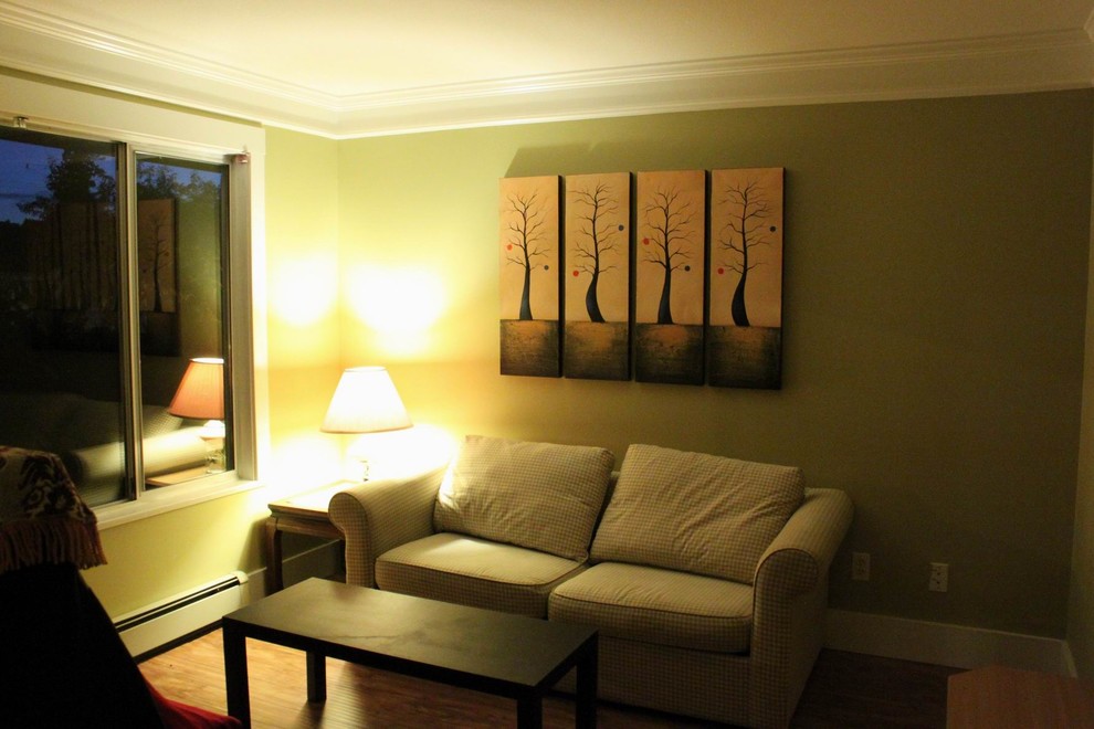 Идея дизайна: двухуровневая гостиная комната среднего размера в стиле модернизм с музыкальной комнатой, белыми стенами, светлым паркетным полом и телевизором на стене