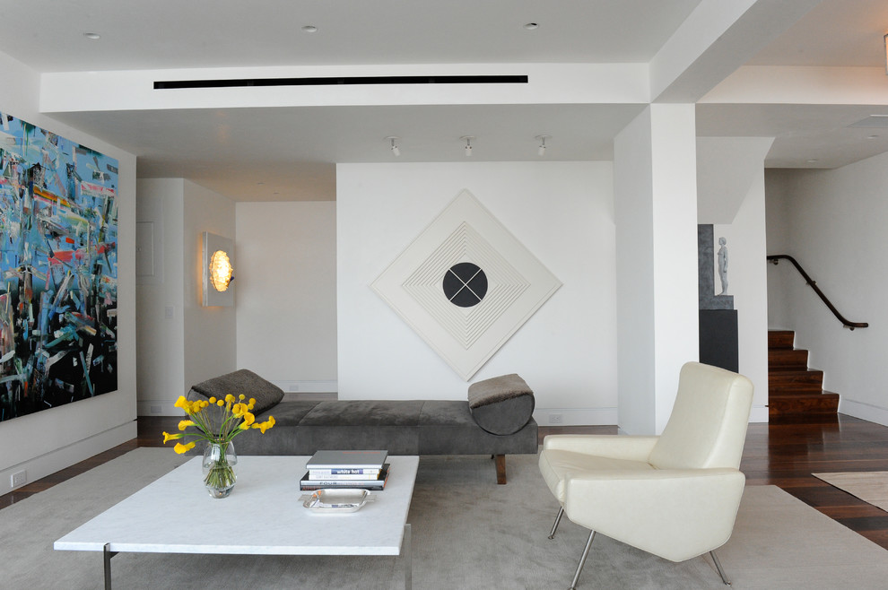 Idee per un soggiorno moderno aperto con pareti bianche