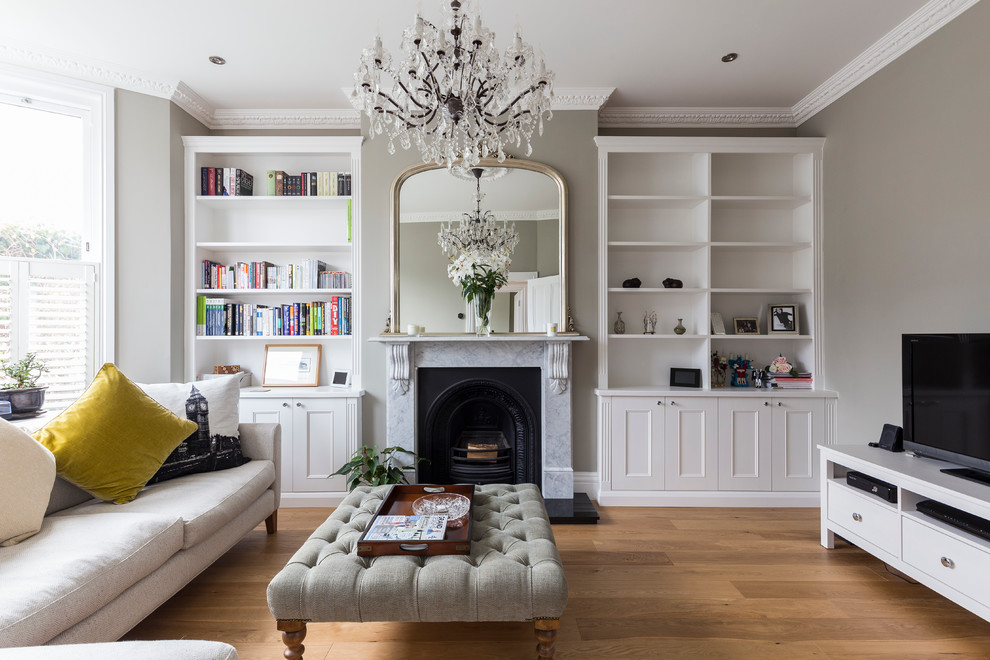 Mittelgroßes, Repräsentatives, Abgetrenntes Klassisches Wohnzimmer mit beiger Wandfarbe, Kamin und freistehendem TV in London