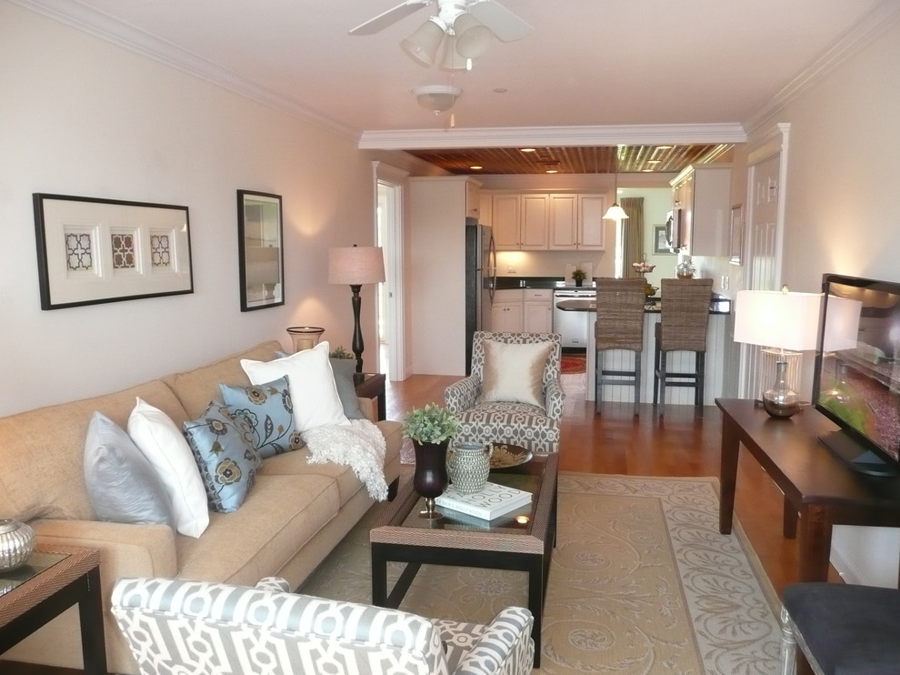 Kleines, Abgetrenntes Klassisches Wohnzimmer ohne Kamin mit beiger Wandfarbe, braunem Holzboden und freistehendem TV in Boston
