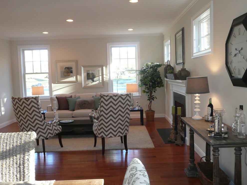 Mittelgroßes, Offenes Klassisches Wohnzimmer mit beiger Wandfarbe, braunem Holzboden, Kamin und Kaminumrandung aus Holz in Boston