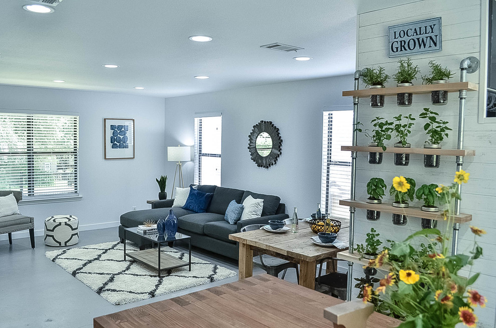 Стильный дизайн: гостиная комната в стиле рустика с серыми стенами и бетонным полом - последний тренд