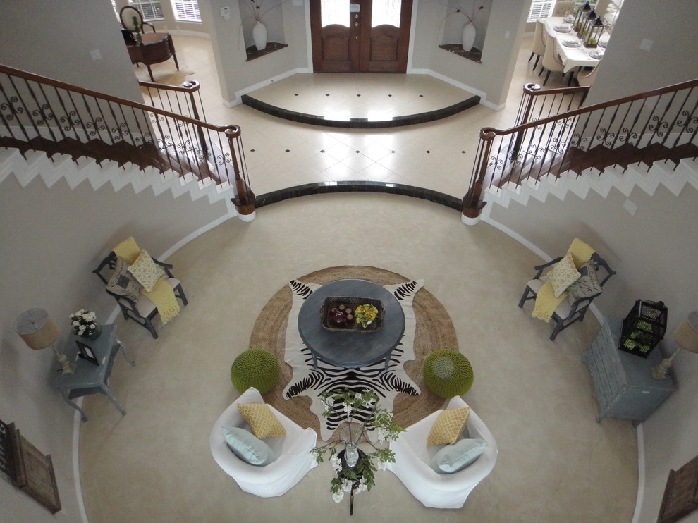 На фото: большая парадная, открытая гостиная комната в стиле фьюжн с серыми стенами и ковровым покрытием без камина, телевизора с