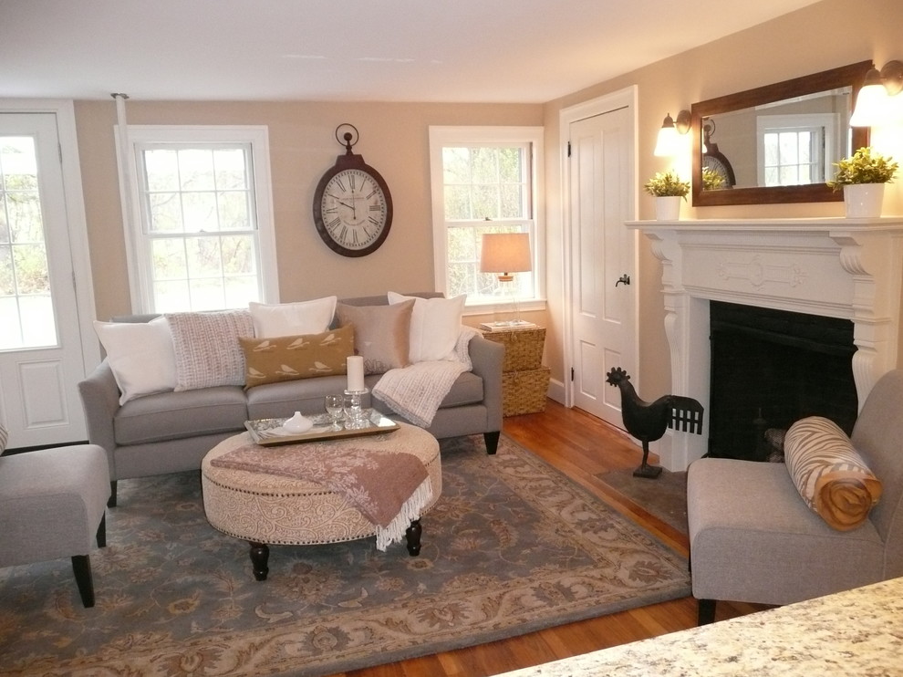 Kleines, Fernseherloses, Offenes Klassisches Wohnzimmer mit beiger Wandfarbe, braunem Holzboden und Kamin in Boston