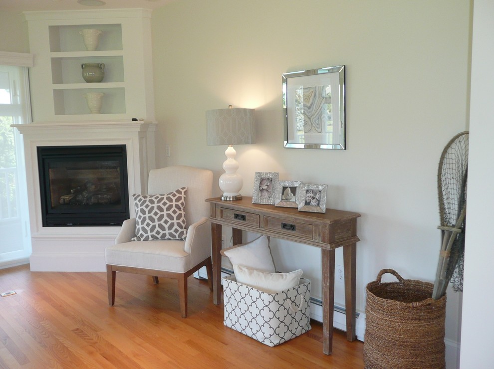 Mittelgroßes, Offenes Maritimes Wohnzimmer mit weißer Wandfarbe, hellem Holzboden, Eckkamin und TV-Wand in Boston