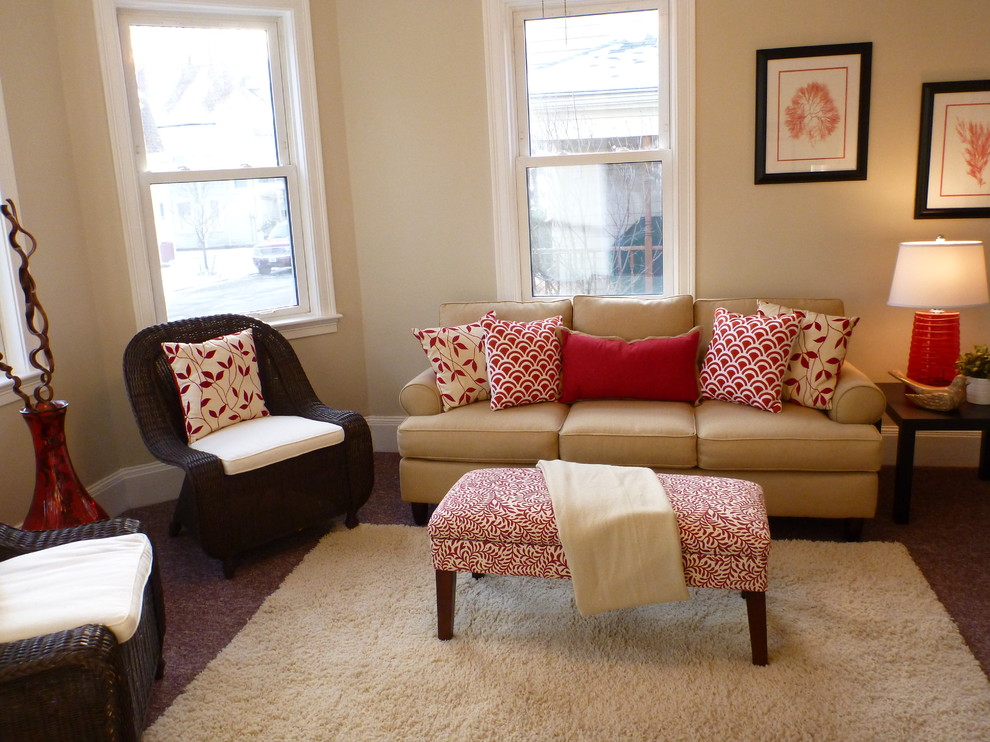 На фото: изолированная гостиная комната среднего размера в классическом стиле с бежевыми стенами и ковровым покрытием без камина, телевизора