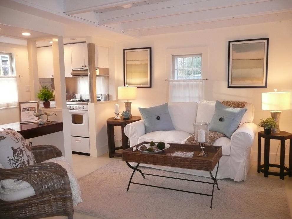 Foto di un piccolo soggiorno tradizionale aperto con pareti bianche e parquet chiaro
