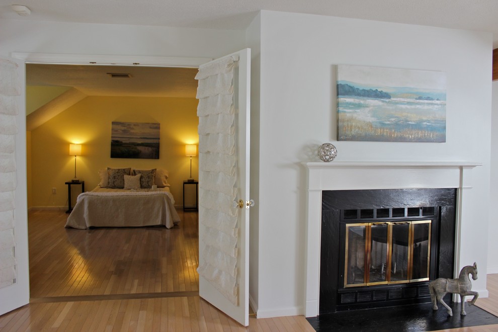 Mittelgroßes, Repräsentatives, Fernseherloses Klassisches Wohnzimmer im Loft-Stil mit weißer Wandfarbe, hellem Holzboden, Kamin, Kaminumrandung aus Stein und braunem Boden in Boston
