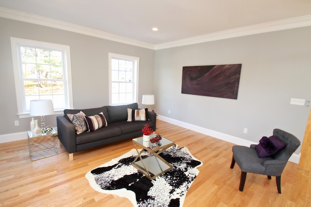 Modern inredning av ett mellanstort separat vardagsrum, med ett finrum, grå väggar, ljust trägolv och beiget golv