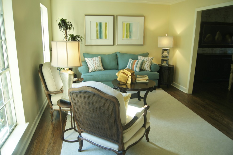 На фото: маленькая парадная, изолированная гостиная комната в классическом стиле с желтыми стенами, темным паркетным полом и коричневым полом без камина, телевизора для на участке и в саду