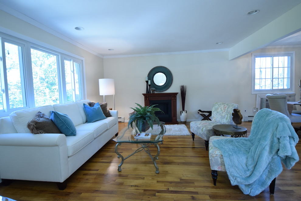 Imagen de salón para visitas abierto clásico renovado de tamaño medio con paredes beige, suelo de madera en tonos medios, todas las chimeneas y marco de chimenea de madera