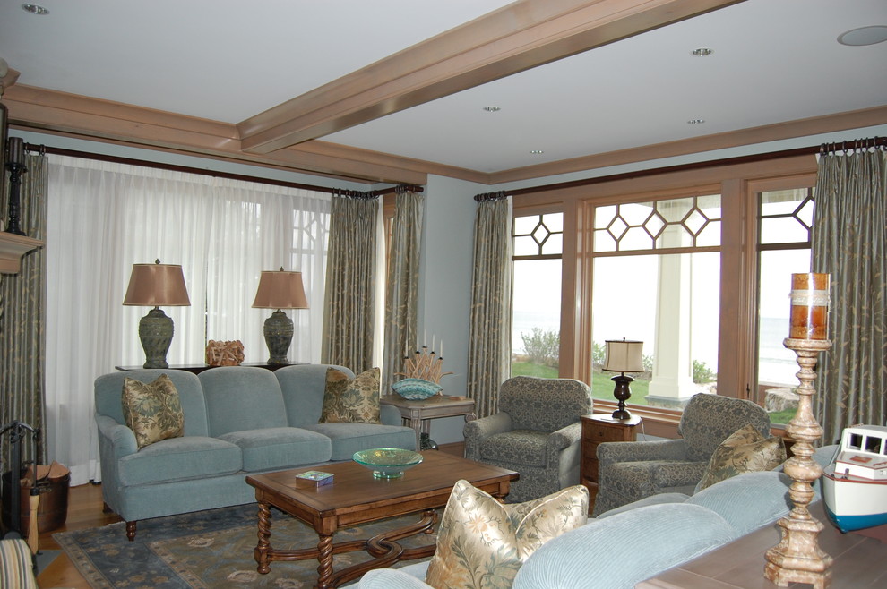 Großes, Repräsentatives, Fernseherloses, Offenes Maritimes Wohnzimmer mit beiger Wandfarbe und braunem Holzboden in Boston