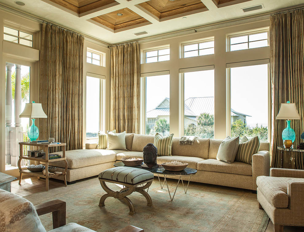 Стильный дизайн: парадная, изолированная гостиная комната в стиле неоклассика (современная классика) с бежевыми стенами, ковровым покрытием, разноцветным полом и коричневым диваном - последний тренд