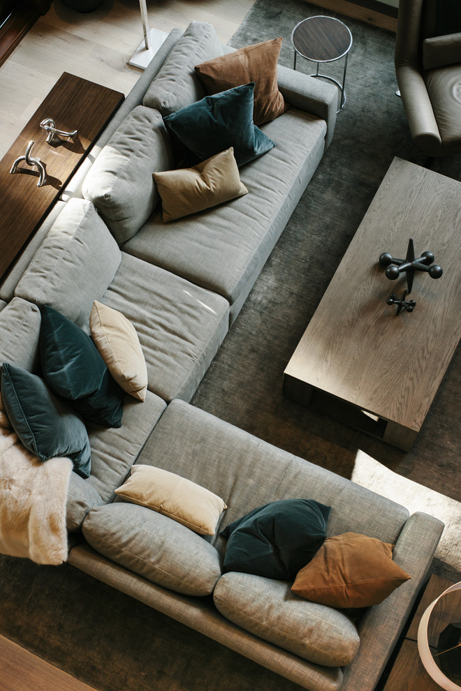 Foto de salón abierto contemporáneo grande con suelo de madera en tonos medios y suelo gris