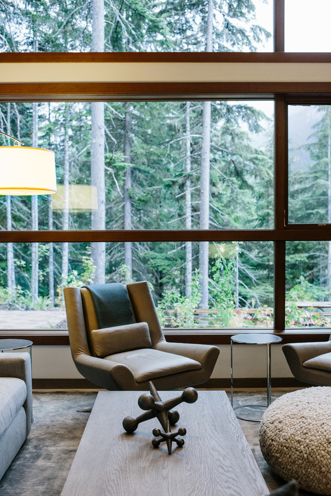Großes, Offenes Modernes Wohnzimmer mit weißer Wandfarbe, braunem Holzboden und grauem Boden in Vancouver