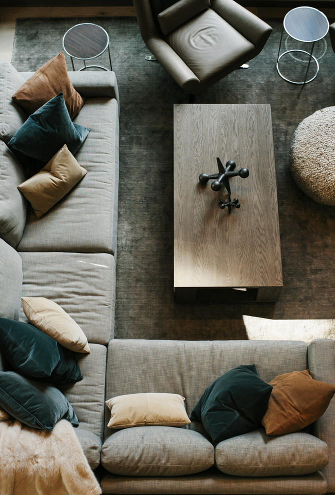 Immagine di un grande soggiorno contemporaneo aperto con pavimento in legno massello medio e pavimento grigio