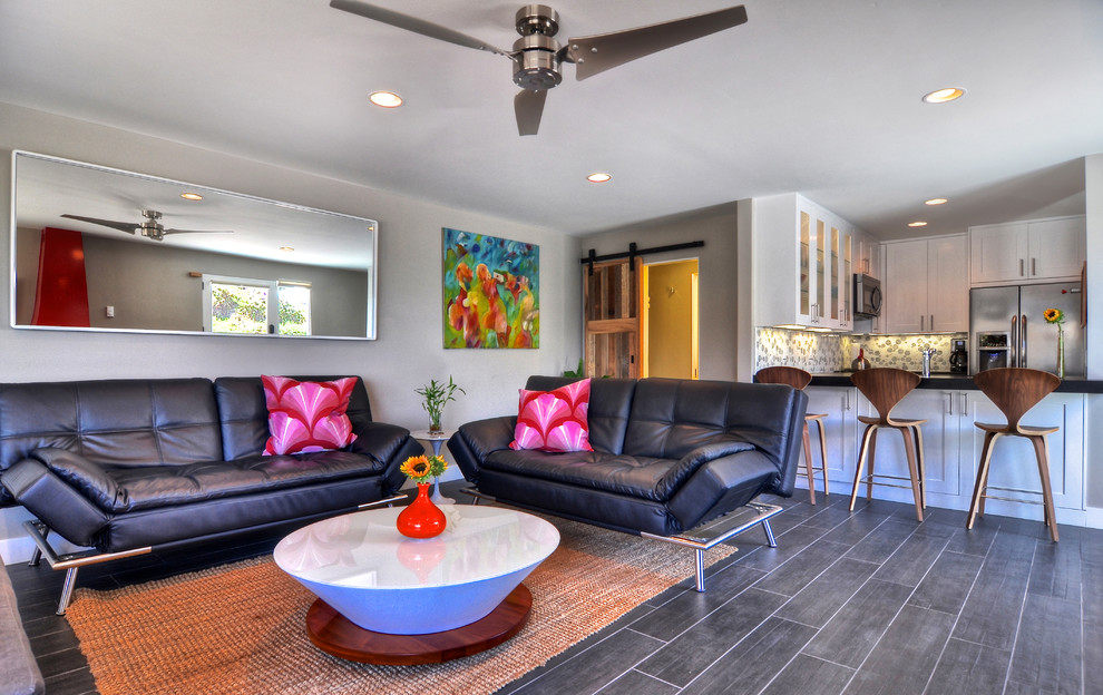 Wohnzimmer mit grauer Wandfarbe und grauem Boden in Orange County