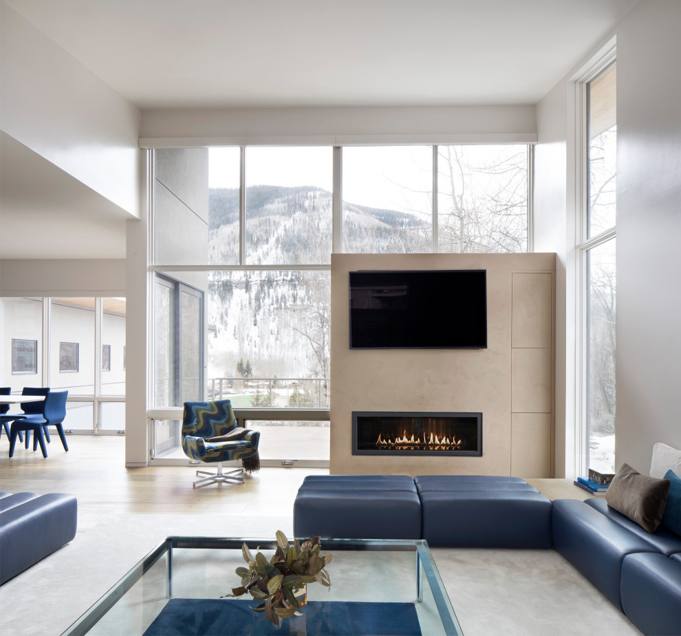 Offenes Modernes Wohnzimmer mit weißer Wandfarbe, Gaskamin, TV-Wand und braunem Boden in Denver