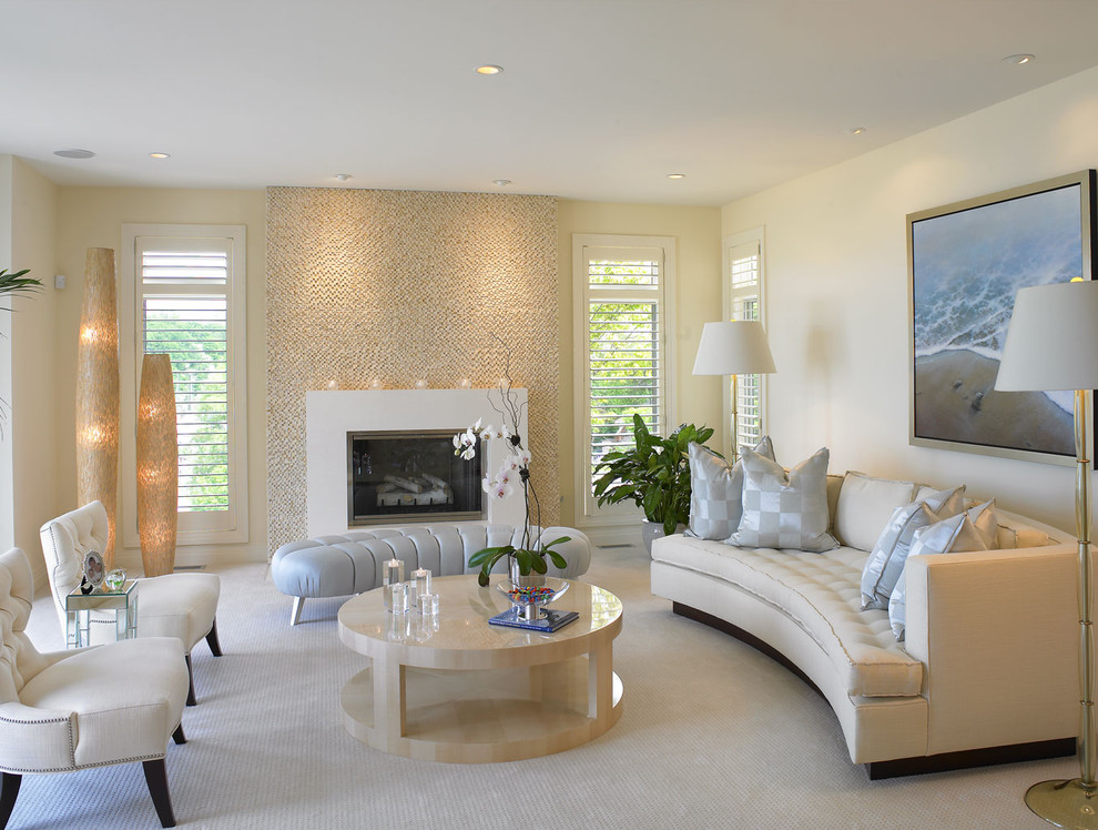 Idées déco pour un salon moderne avec un mur beige et une cheminée standard.