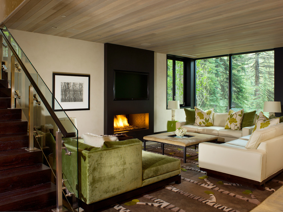 Großes, Repräsentatives, Offenes Modernes Wohnzimmer mit beiger Wandfarbe, hellem Holzboden, Gaskamin und Multimediawand in Denver