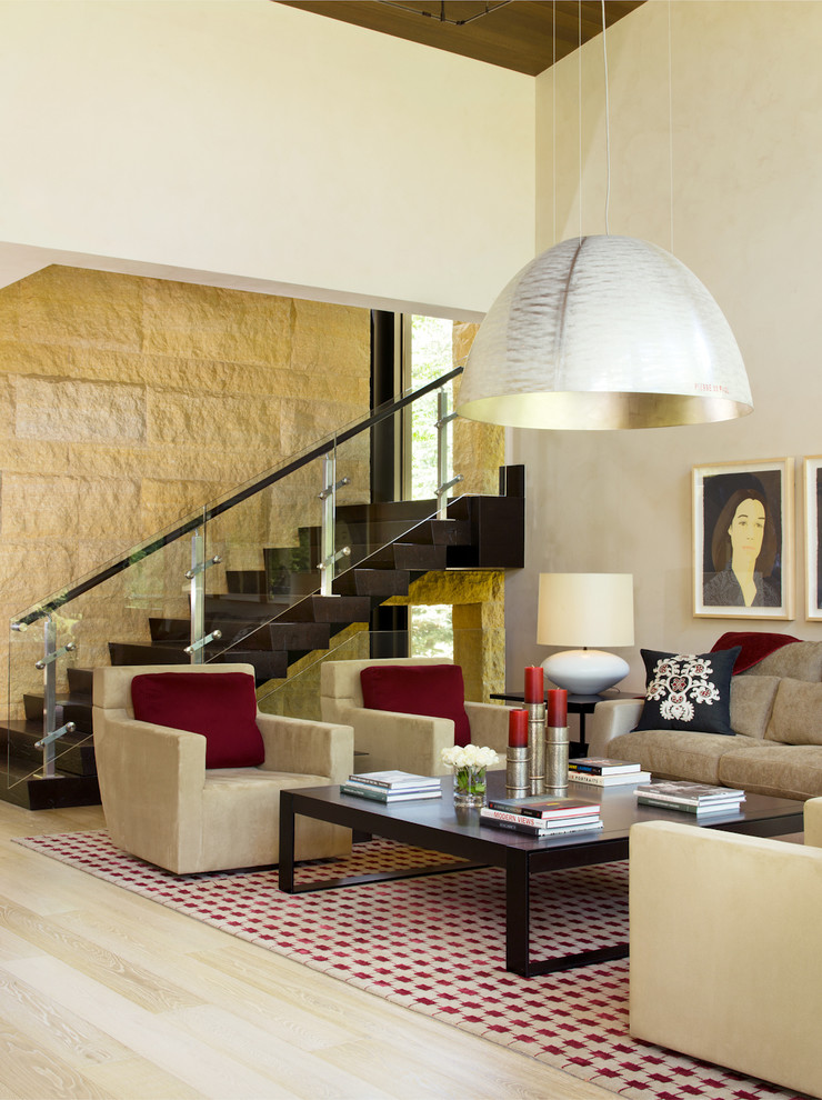 Immagine di un soggiorno minimal con sala formale, pareti beige e parquet chiaro