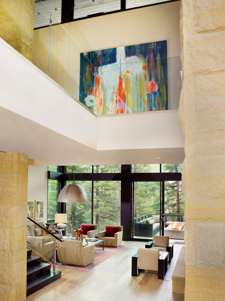 Ispirazione per un soggiorno minimal aperto con pareti beige e parquet chiaro