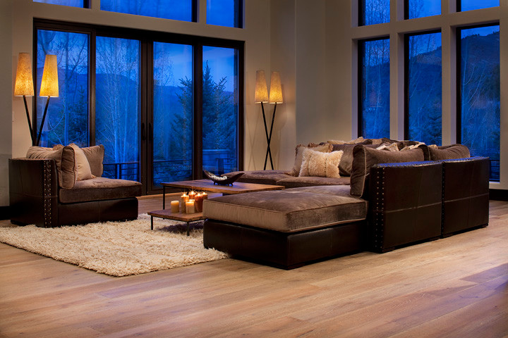 Großes, Fernseherloses, Offenes Modernes Wohnzimmer ohne Kamin mit beiger Wandfarbe und hellem Holzboden in Denver
