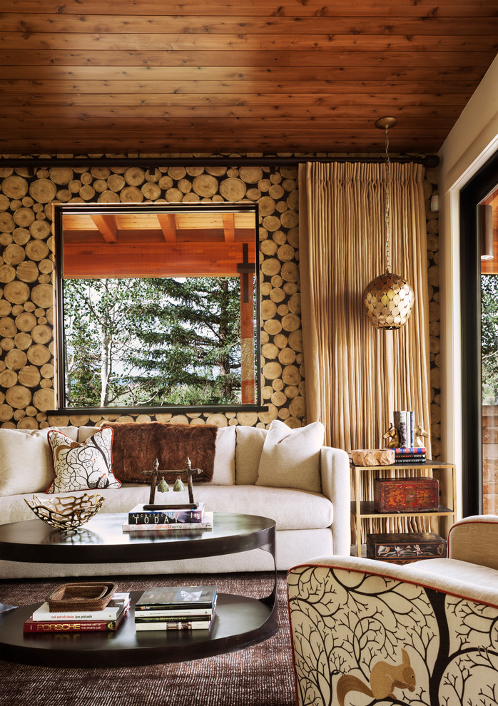 Свежая идея для дизайна: парадная гостиная комната в стиле фьюжн с коричневыми стенами и ковровым покрытием - отличное фото интерьера