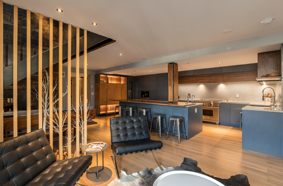 Свежая идея для дизайна: объединенная, парадная, открытая гостиная комната среднего размера в стиле модернизм с светлым паркетным полом, коричневым полом, стандартным камином, серыми стенами и фасадом камина из дерева - отличное фото интерьера