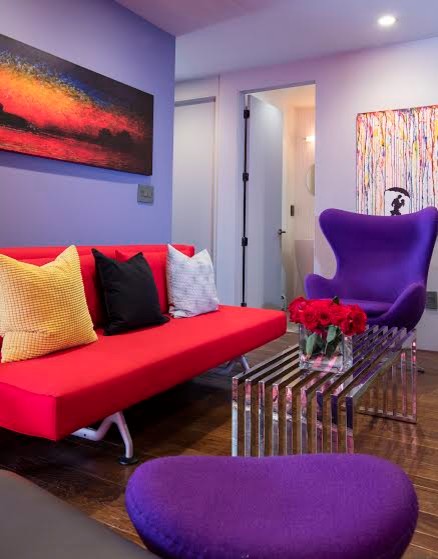 Стильный дизайн: гостиная комната среднего размера в современном стиле с фиолетовыми стенами, паркетным полом среднего тона и коричневым полом без телевизора - последний тренд