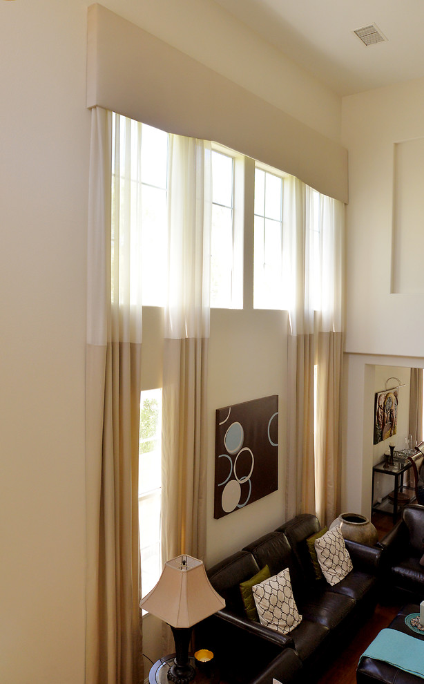 Mittelgroßes, Offenes Modernes Wohnzimmer mit beiger Wandfarbe und braunem Holzboden in Los Angeles