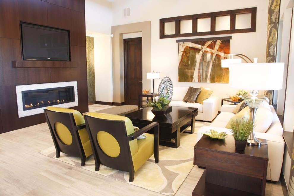 Свежая идея для дизайна: гостиная комната в современном стиле с горизонтальным камином и телевизором на стене - отличное фото интерьера