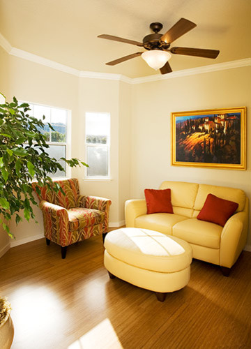 На фото: парадная, открытая гостиная комната среднего размера в современном стиле с бежевыми стенами и полом из бамбука с