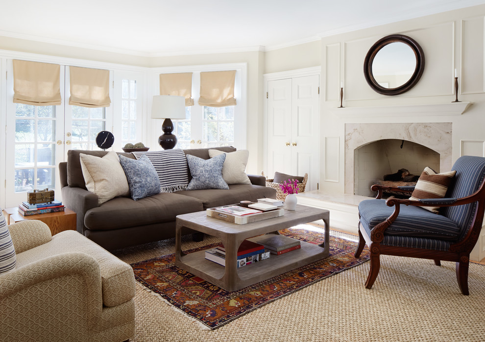 Repräsentatives, Fernseherloses Klassisches Wohnzimmer mit beiger Wandfarbe und Kamin in Chicago